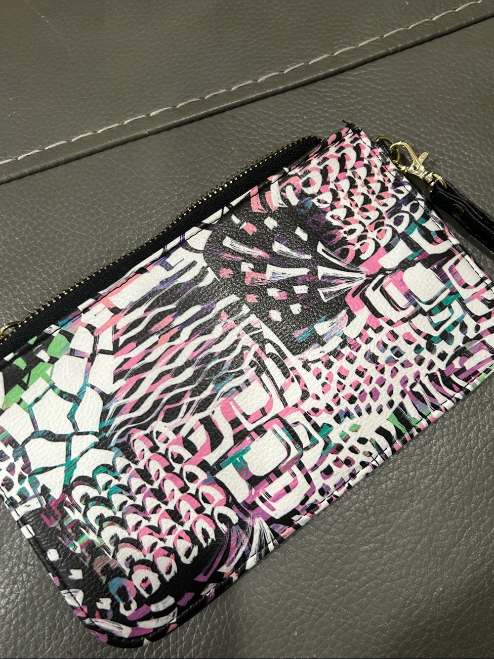 Bandolino multicolor abstract pattern wristlet 8x5” - Picture 6 of 6